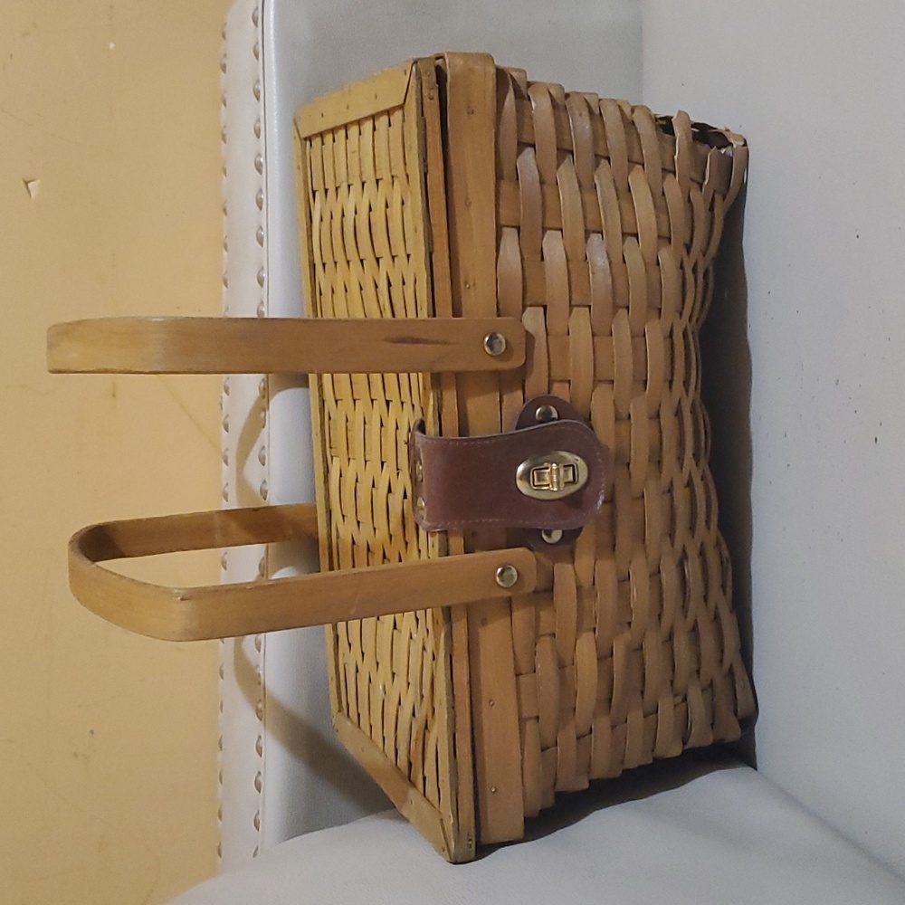 Wicker Picnic Basket. Medium. Tan.
